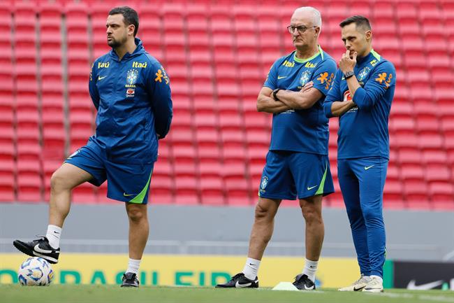 HLV Dorival Jr thay nửa đội hình ĐT Brazil đấu Argentina 1