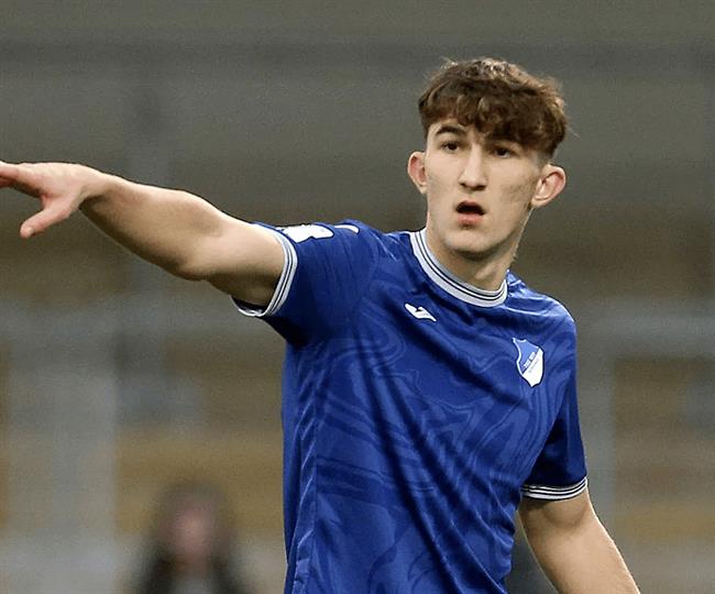 Tiểu sử tiền vệ Florian Micheler