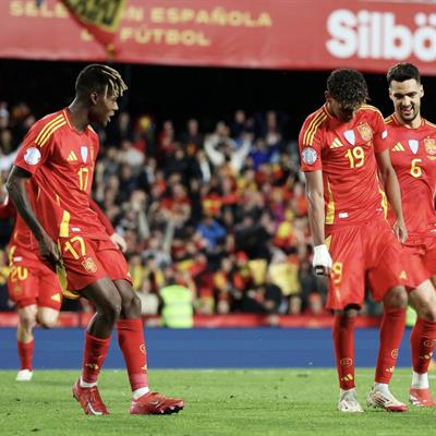 Van de Vaart chữa thẹn sau khi bị Lamine Yamal đáp trả 1