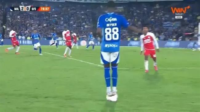 Sao trẻ Colombia làm trò hề khi được tuyển trạch viên cấp cao của Chelsea theo dõi 1