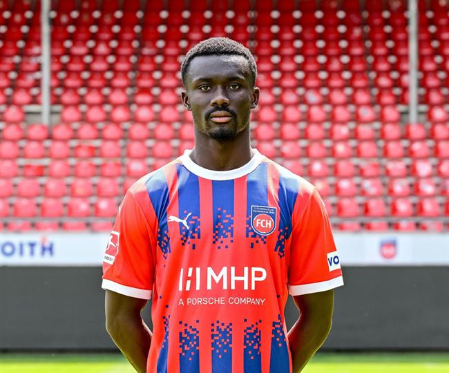 Tiểu sử tiền vệ Sirlord Conteh