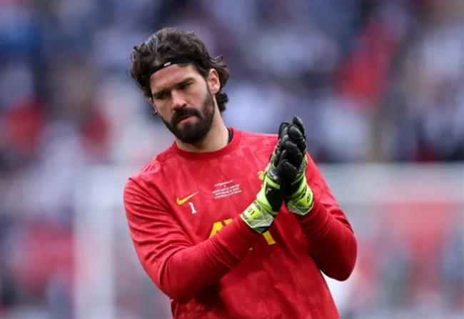 Alisson vang mat trong tran dau voi Everton.