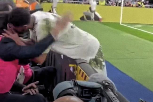 Bellingham gây sốt với màn ăn mừng hôn nam MC của Real Madrid