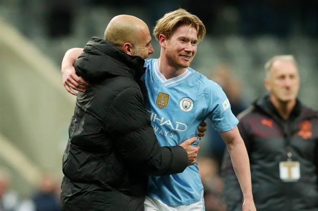 Pep Guardiola tri ân Kevin de Bruyne trước derby Manchester