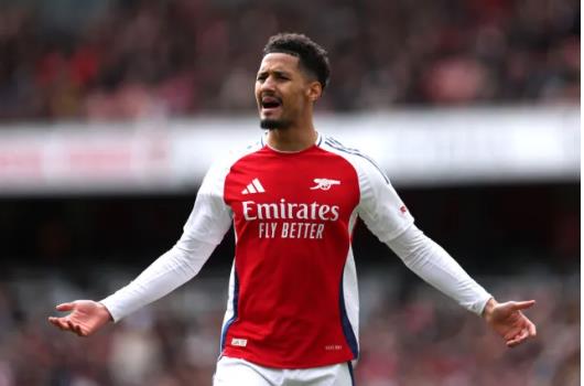 William Saliba trong mau ao Arsenal.