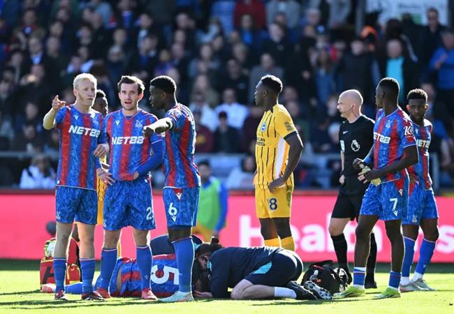 Sao Crystal Palace đổ máu sau pha va chạm kinh hoàng