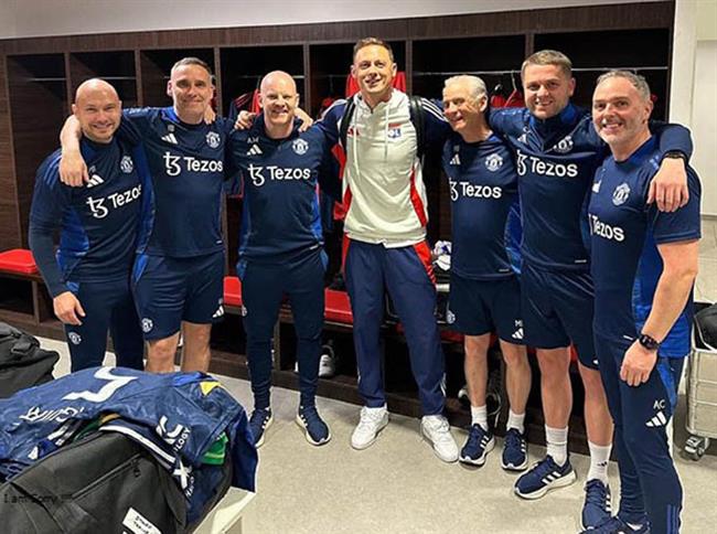 Matic vào phòng thay đồ MU sau trận