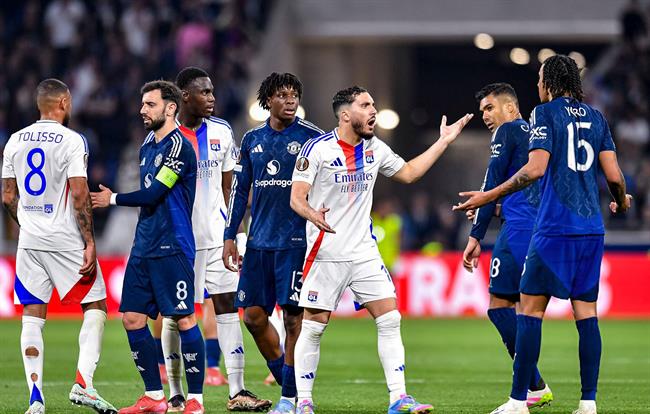 Rayan Cherki ám chỉ MU sợ thua khi phải làm khách ở Lyon 1