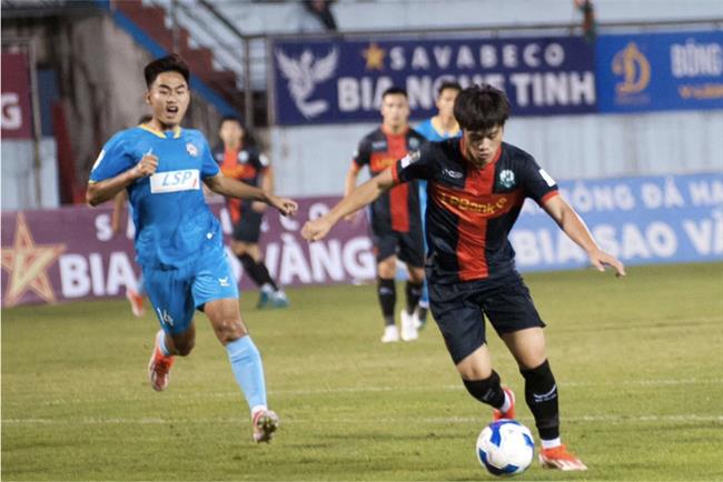 Thi đấu ấn tượng, ông vua giải trẻ nhận lời khen từ HLV đối phương