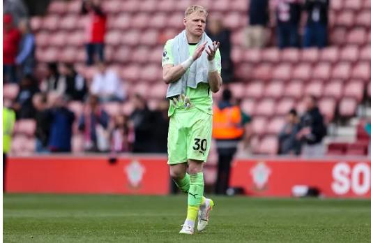 MU muốn gây sốc với Aaron Ramsdale ở Hè 2025. MU muon gay soc voi Aaron Ramsdale o He 2025.