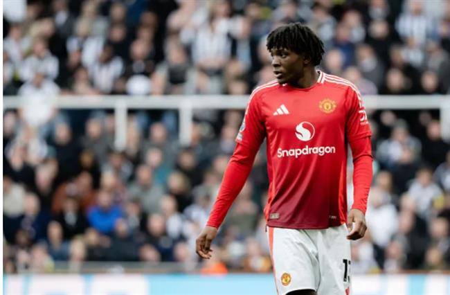 Jaap Stam chỉ ra 3 hậu vệ của MU có tiềm năng rất lớn