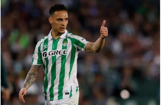 Antony vua co lan ra san thu 15 trong mau ao Betis.