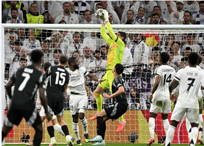 Thibaut Courtois chi ra ly do Real Madrid that bai truoc Arsenal