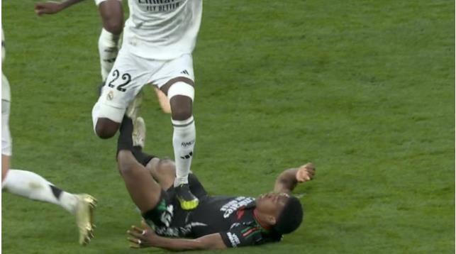 NHM Arsenal tức giận vì Antonio Rudiger thoát thẻ đỏ