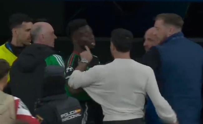 Sao Real Madrid túm cổ Bukayo Saka trong đường hầm giữa trận gặp Arsenal