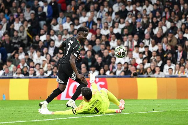 Sao Real Madrid túm cổ Bukayo Saka trong đường hầm giữa trận gặp Arsenal 1