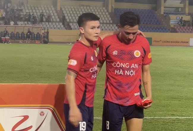  Quang Hải động viên đồng đội nhận thẻ đỏ sau trận hoà TP.HCM