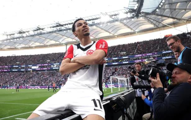 Arsenal Liverpool va MU nhan bao gia vu Hugo Ekitike.