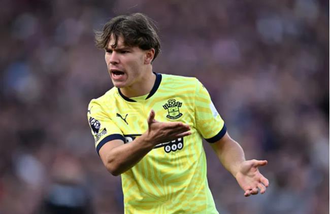 Tyler Dibling co cau tra loi cho MU va Chelsea