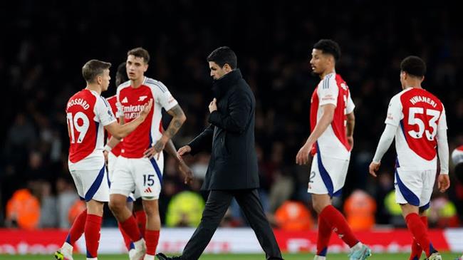 Arsenal mất điểm nhiều hơn 2 mùa giải trước cộng lại