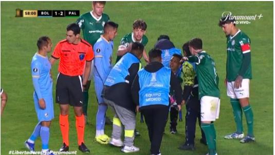 Tan binh Estevao Willian cua Chelsea duoc dua ra khoi san bang cang.