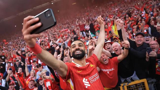 Mohamed Salah đăng bức ảnh selfie với cổ động viên Liverpool