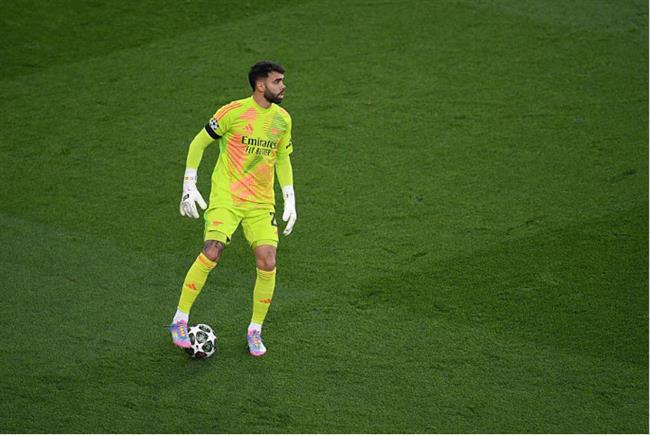 David Raya ở trận đấu với PSG. David Raya o tran dau voi PSG.