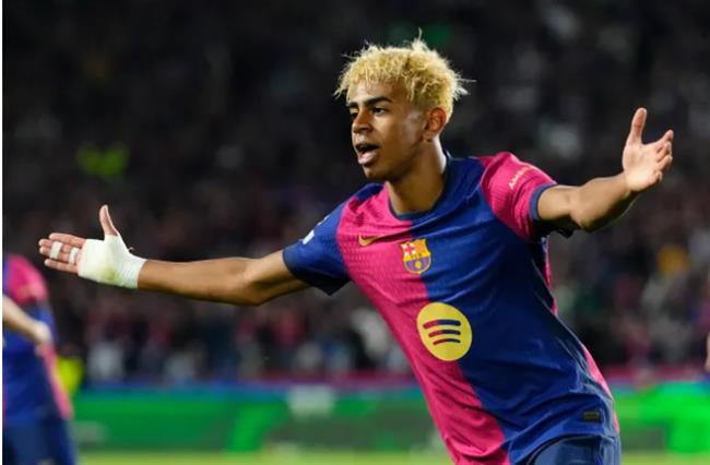 Flick cảnh báo Lamine Yamal về khả năng sánh vai Messi, Ronaldo