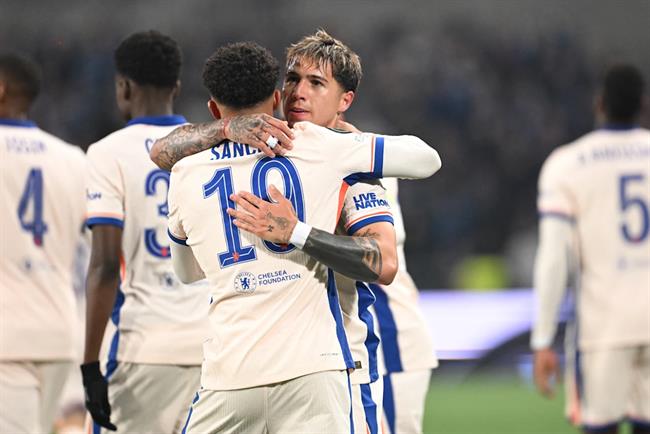 Enzo Fernandez co 2 pha kien tao truoc Djurgarden.