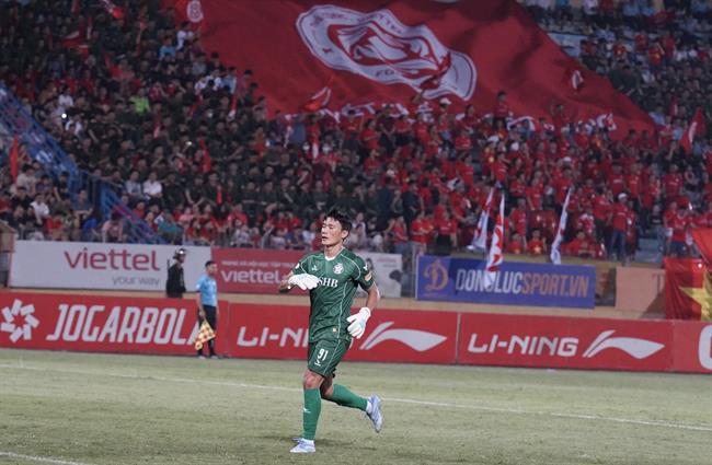 Bùi Tiến Dũng hoá "nạn nhân" trong ngày ra mắt của Popov