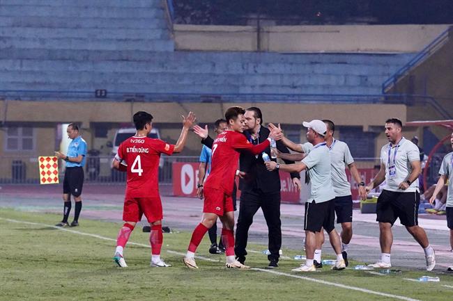 Thể Công Viettel đi vào lịch sử giải đấu trong ngày ra mắt HLV Popov