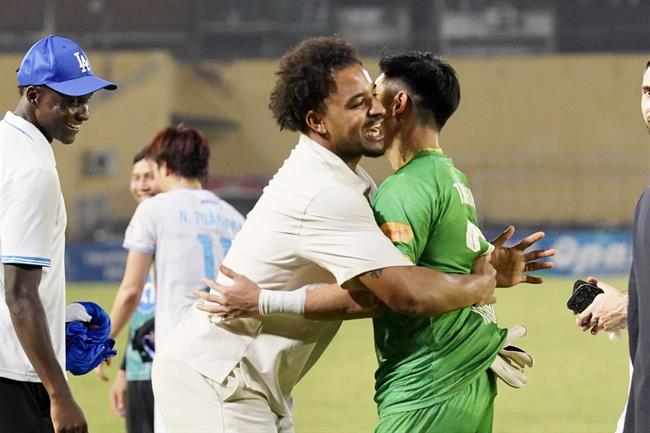 Xuân Son xuống sân ăn mừng cùng Nam Định sau trận thắng Hà Nội