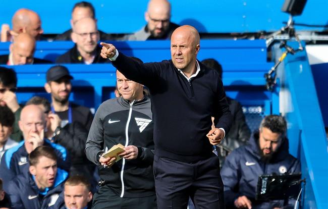 Arne Slot không tin Chelsea thua Liverpool tới 19 điểm