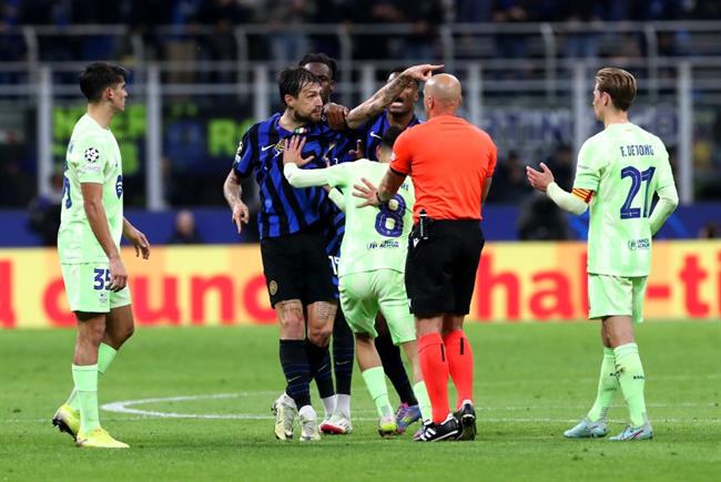 Hé lộ lý do gây ra màn ẩu đả trong hiệp một giữa Inter vs Barca