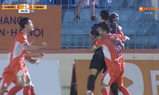 Thủ môn Bùi Tiến Dũng ghi bàn phút 90+4 giúp Đà Nẵng thoát hiểm ngoạn mục