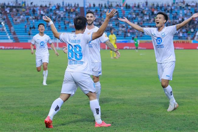 HLV Nam Định khen Hoàng Anh, báo tin vui về Kevin Phạm Ba