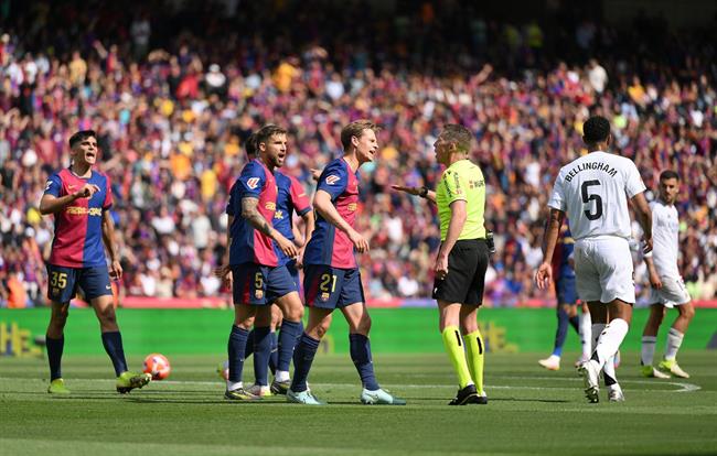 Trọng tài VAR cảm ơn Chúa khi Barca bị từ chối bàn thắng