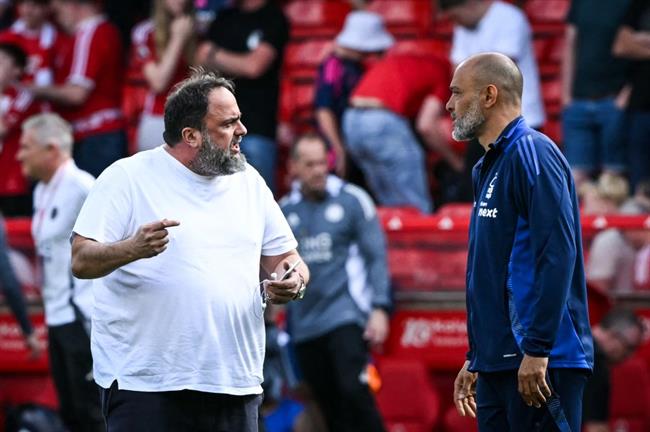 Chủ sở hữu Nottingham Forest lao vào sân chất vấn HLV Nuno Santo