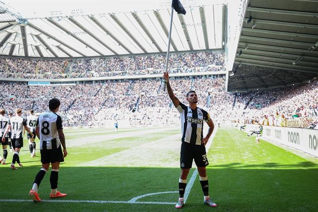 Newcastle thênh thang trên “đường băng” Champions League