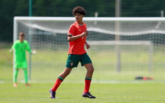 Trinh sát MU xem giò con trai của Cristiano Ronaldo