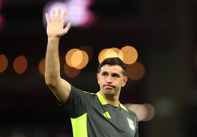 Emiliano Martinez rơi nước mắt trong trận đấu cuối cùng trên sân nhà cho Aston Villa