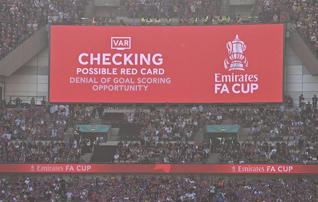 Thủ môn Crystal Palace thoát thẻ đỏ đầy tranh cãi trước Man City 2