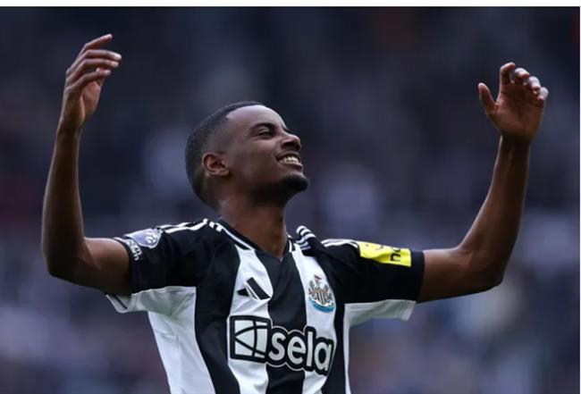 Alexander Isak vang mat truoc Arsenal vi chan thuong o hang.