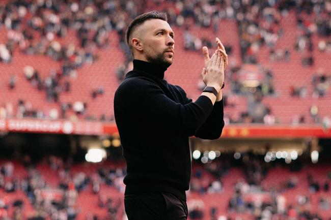 HLV Ajax từ chức sau khi mất ngôi vô địch