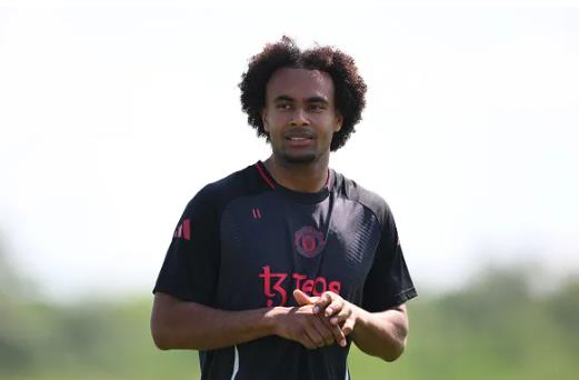 Joshua Zirkzee trong mau ao MU.