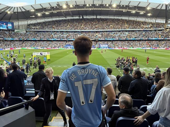 Hoàng Đức dự trận đấu cuối của Kevin De Bruyne tại Etihad
