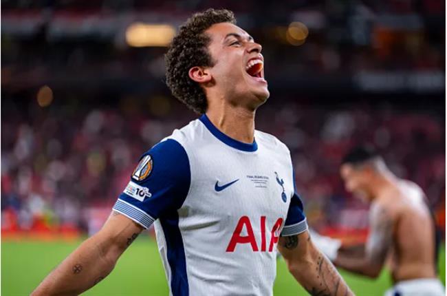 Người hùng Brennan Johnson lên tiếng về tương lai Ange Postecoglou