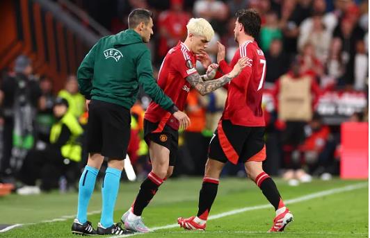 Garnacho vao san thay Mount trong hiep 2.