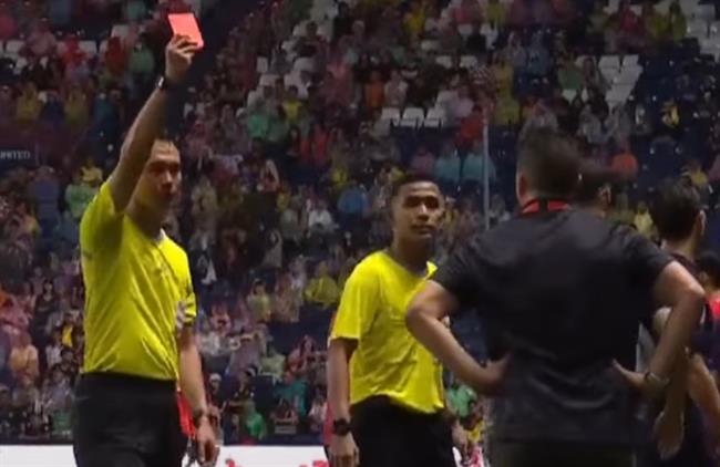 HLV đội Buriram và trợ lý dính thẻ đỏ vì hành động kém fair-play với CLB CAHN