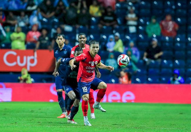 Quang Hải bức xúc với trọng tài bắt trận chung kết lượt về Shopee Cup